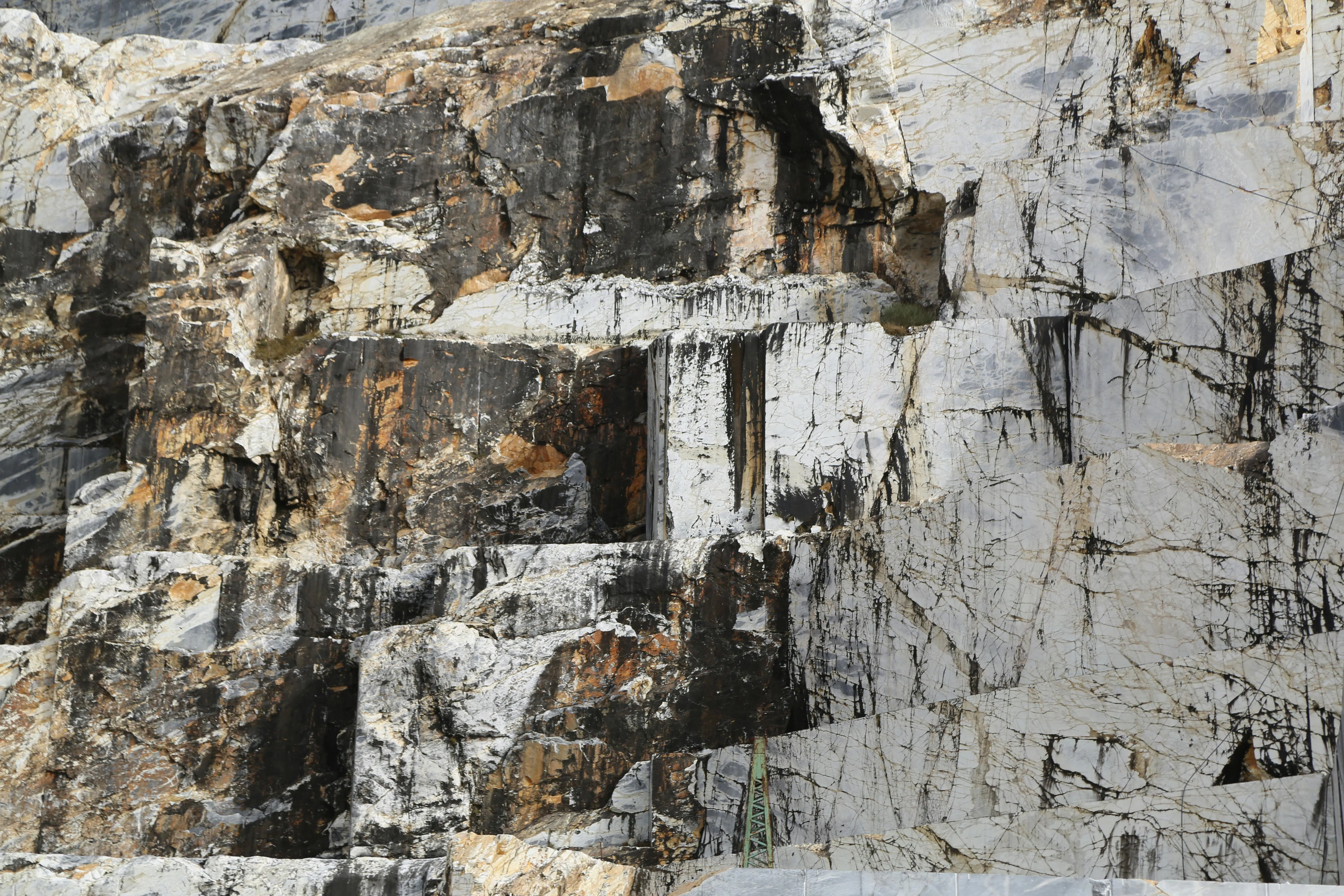 Cantera de mármol — impacto medioambiental de la minería que evitan las gemas de laboratorio Sakti Atelier